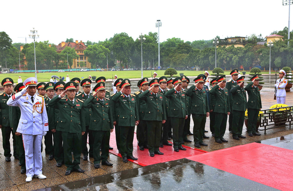 国防部和中央军委代表团入陵瞻仰胡志明主席的遗容。越通社记者 杨江 摄