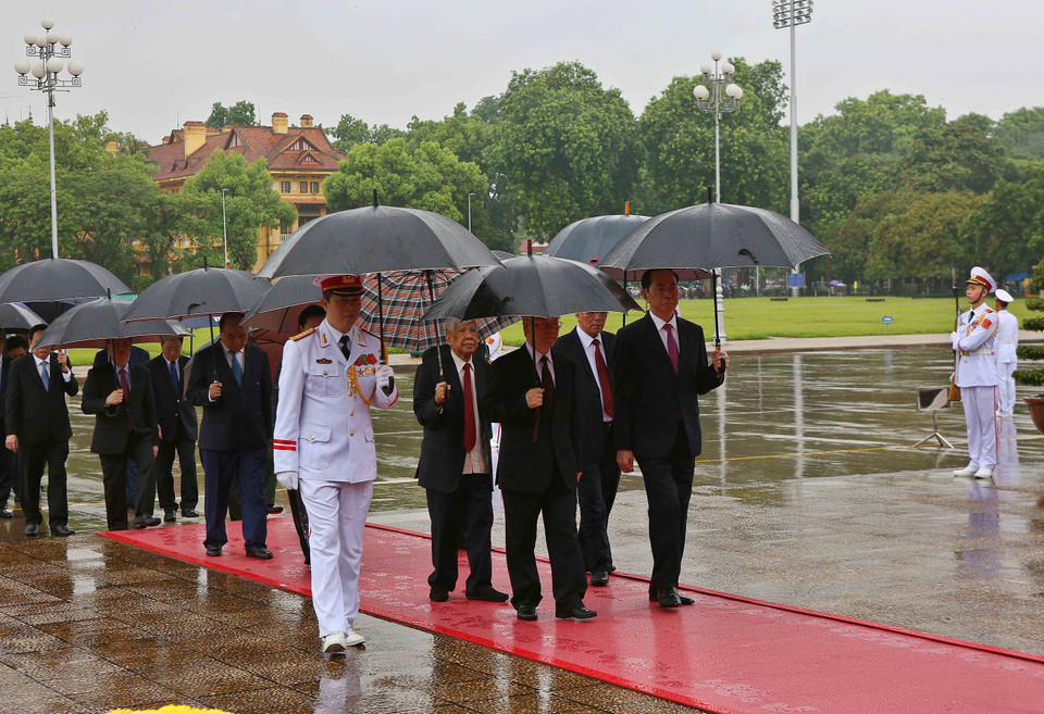 越南党和国家领导人入陵瞻仰胡志明主席的遗容。 越通社记者 杨江 摄