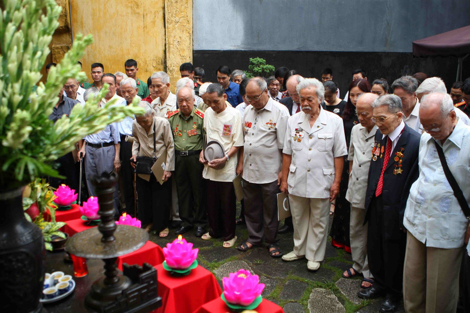 代表们在火炉监狱遗迹区烈士纪念碑前上香和敬献花圈。越通社记者 青松 摄