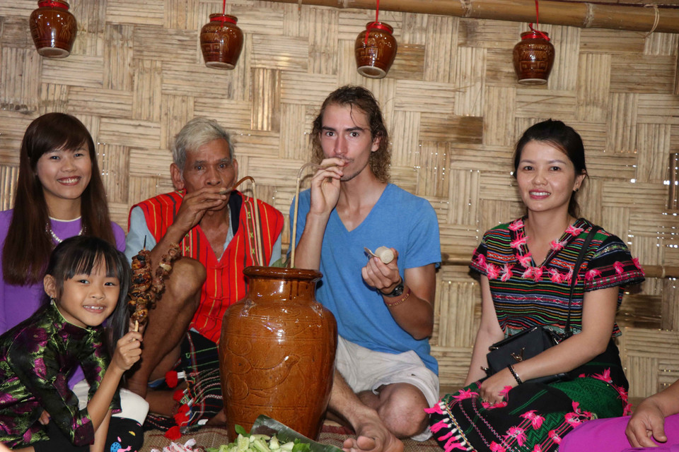 祭祀仪式结束后游客与家主进行交流。越通社记者 玉明 摄