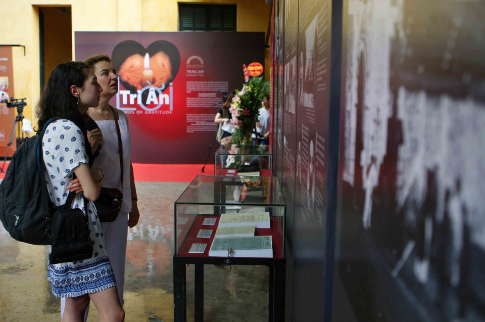 值此越南伤残军人和烈士日71周年之际， “感恩语”专题展览会于7月20日在火炉监狱遗迹区举行。图为此展参观者。越通社记者 青松 摄