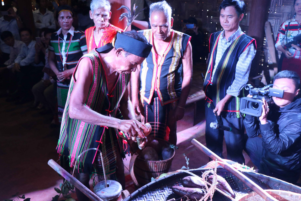 人们将鸡血和酒精混合起来然后抹在新收获的农产品。越通社记者 玉明 摄