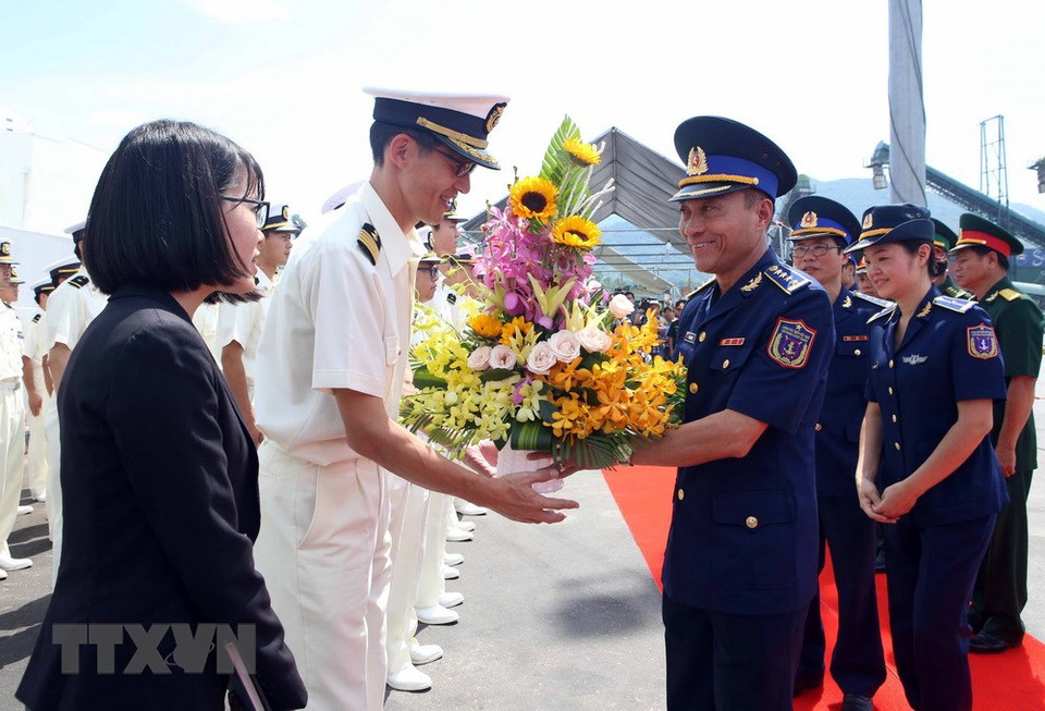 越方领导向小岛级训练舰代表团 赠送鲜花。越通社记者 陈黎林 摄