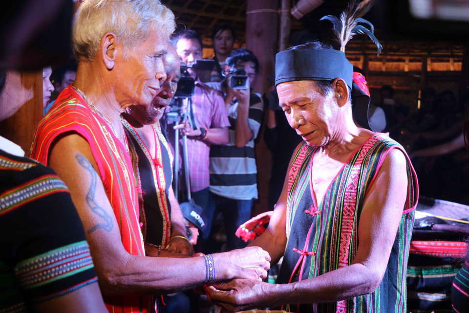 家主将保健手镯送给朋友。越通社记者 玉明 摄