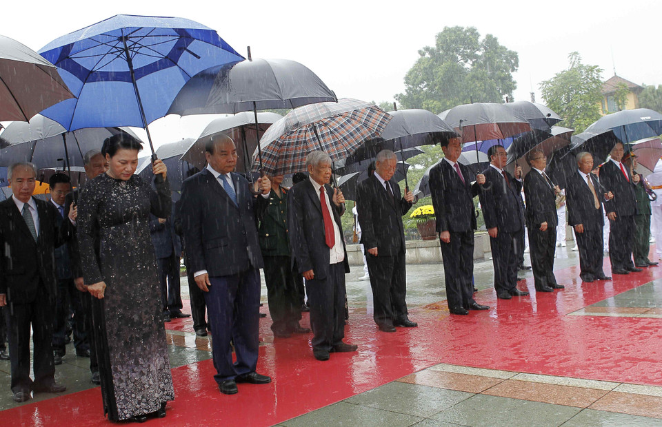 越南党和国家领导人向英雄烈士行鞠躬礼。越通社记者 杨江 摄