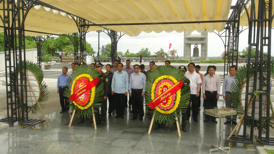 范明正一行在国家烈士陵园上香和敬献花圈。越通社记者 清水 摄