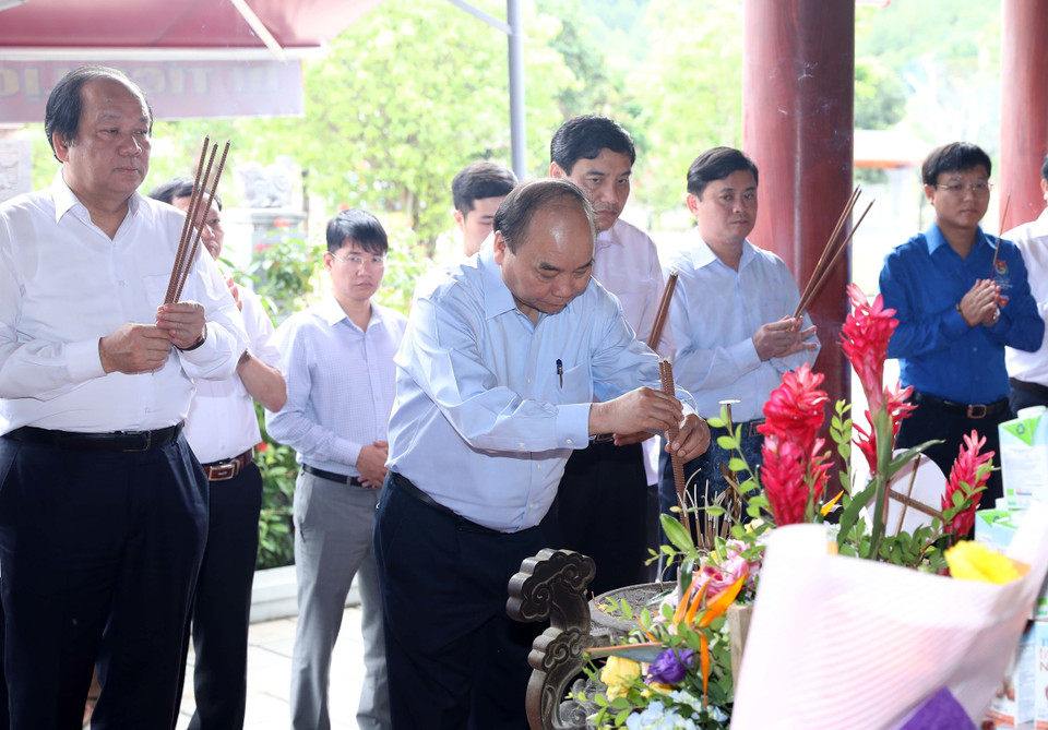 7月20日，越南政府总理阮春福率团前往乂安省南坛县金莲村国家级特殊遗迹区进香和敬献花圈。越通社记者 统一 摄
