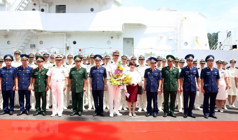 越方举行仪式，迎接小岛级训练舰代表团。 越通社记者 陈黎林 摄