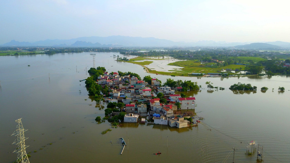 积江国威段水位迅速上涨，河水溢出堤防，导致堤防外的部分乡严重被淹。越通社记者 辉雄、成达 摄