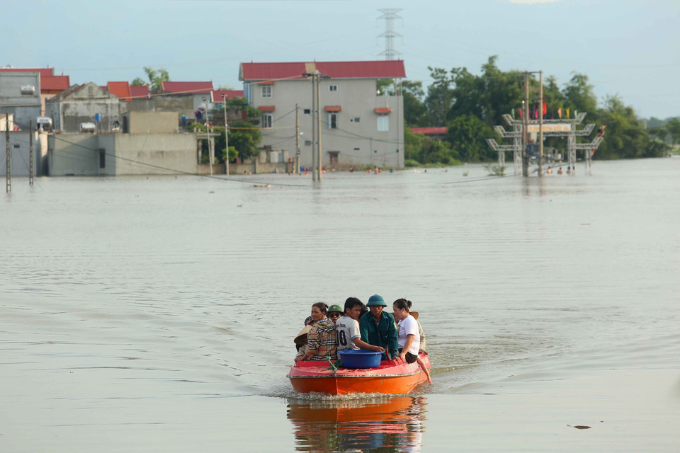 积江国威段水位迅速上涨，河水溢出堤防，导致堤防外的部分乡严重被淹。越通社记者 辉雄、成达 摄
