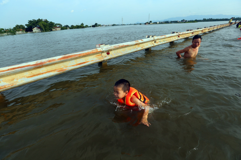 积江国威段水位迅速上涨，河水溢出堤防，导致堤防外的部分乡严重被淹。越通社记者 辉雄、成达 摄