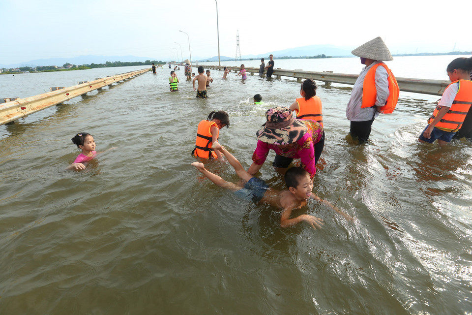积江国威段水位迅速上涨，河水溢出堤防，导致堤防外的部分乡严重被淹。越通社记者 辉雄、成达 摄