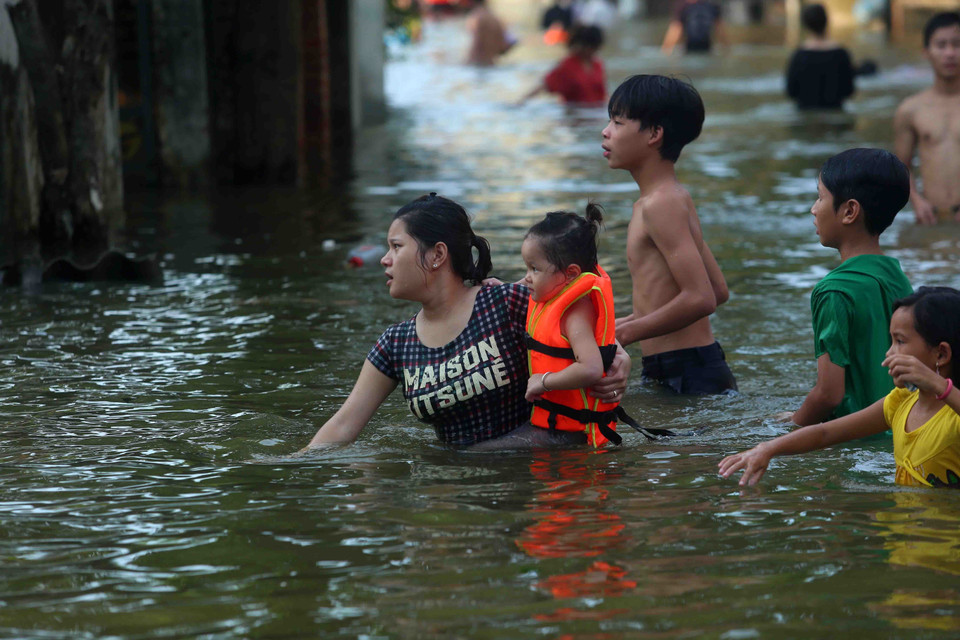 积江国威段水位迅速上涨，河水溢出堤防，导致堤防外的部分乡严重被淹。越通社记者 辉雄、成达 摄