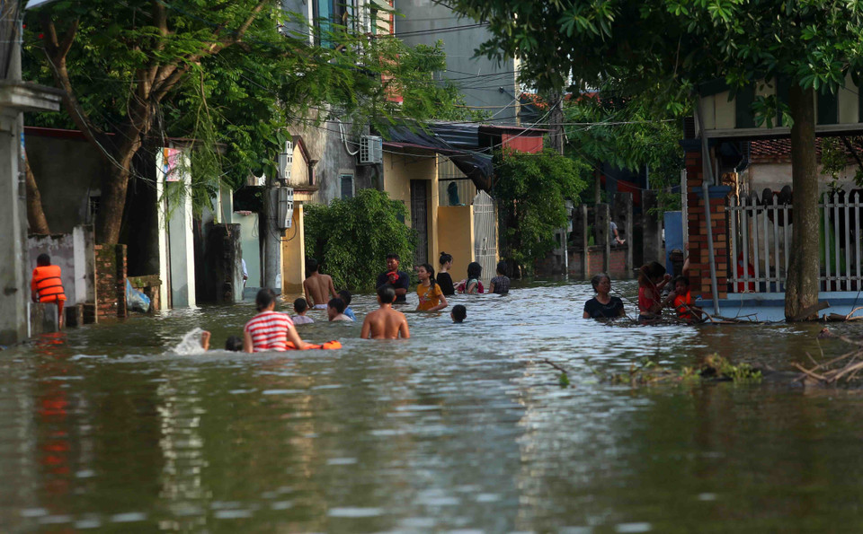 积江国威段水位迅速上涨，河水溢出堤防，导致堤防外的部分乡严重被淹。越通社记者 辉雄、成达 摄
