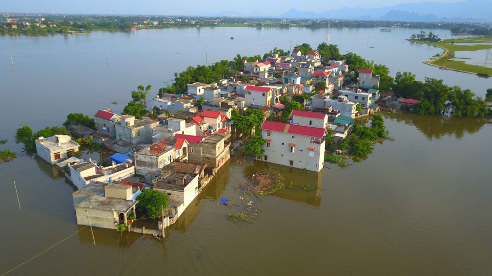 积江国威段水位迅速上涨，河水溢出堤防，导致堤防外的部分乡严重被淹。越通社记者 辉雄、成达 摄