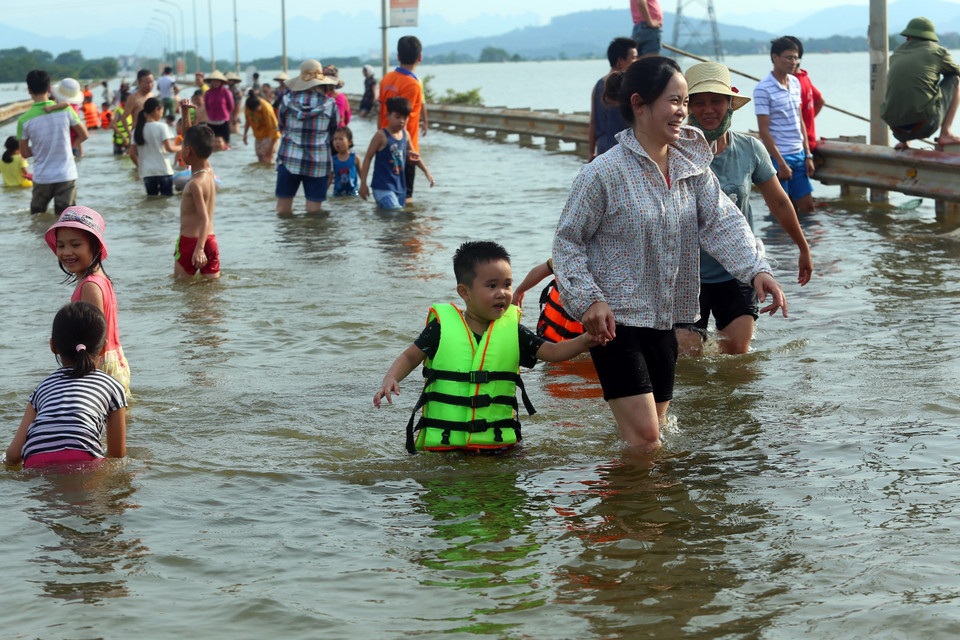 积江国威段水位迅速上涨，河水溢出堤防，导致堤防外的部分乡严重被淹。越通社记者 辉雄、成达 摄
