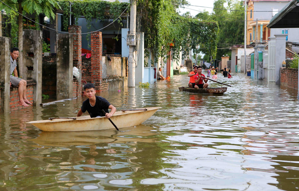 积江国威段水位迅速上涨，河水溢出堤防，导致堤防外的部分乡严重被淹。越通社记者 辉雄、成达 摄