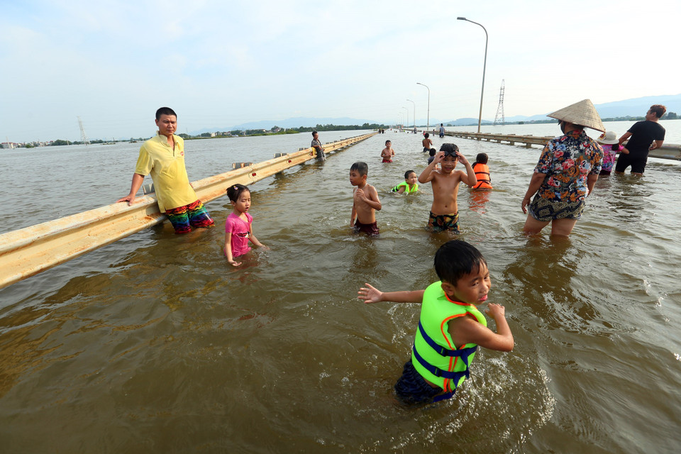 积江国威段水位迅速上涨，河水溢出堤防，导致堤防外的部分乡严重被淹。越通社记者 辉雄、成达 摄