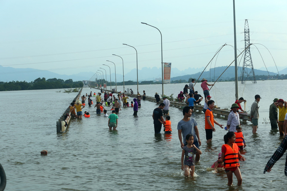 积江国威段水位迅速上涨，河水溢出堤防，导致堤防外的部分乡严重被淹。越通社记者 辉雄、成达 摄