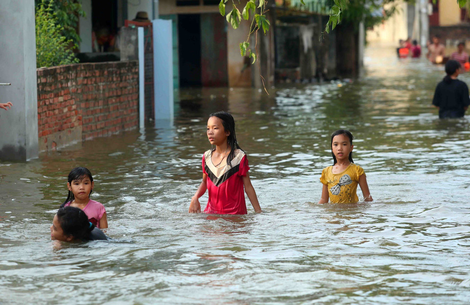 积江国威段水位迅速上涨，河水溢出堤防，导致堤防外的部分乡严重被淹。越通社记者 辉雄、成达 摄