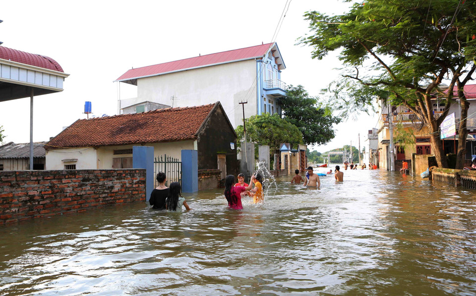 积江国威段水位迅速上涨，河水溢出堤防，导致堤防外的部分乡严重被淹。越通社记者 辉雄、成达 摄