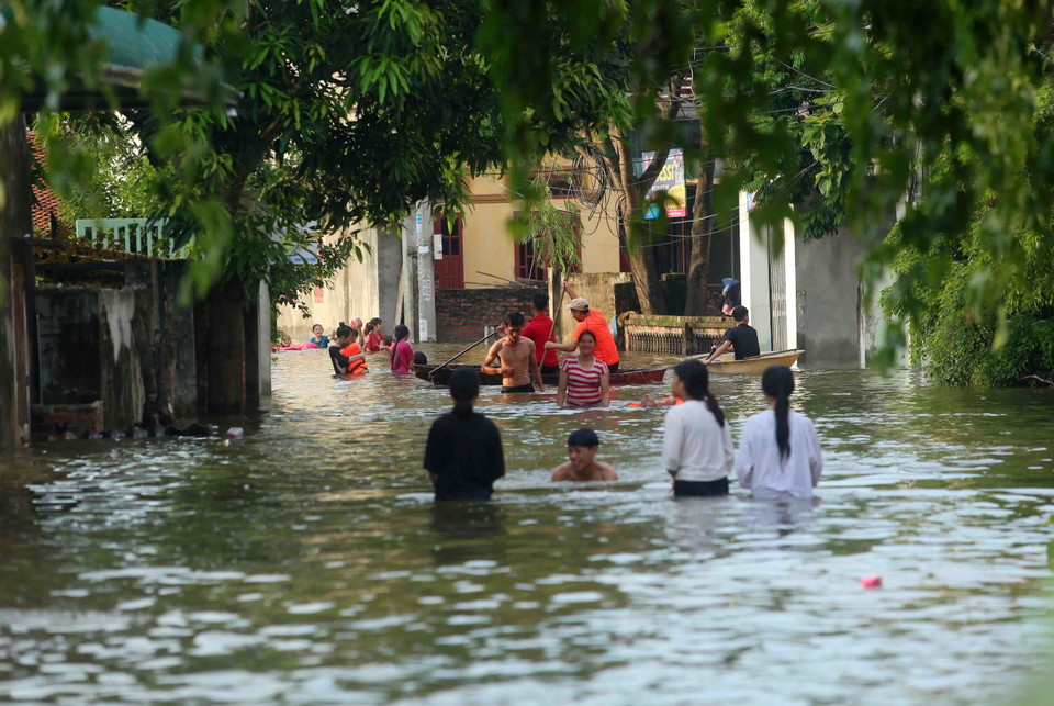 积江国威段水位迅速上涨，河水溢出堤防，导致堤防外的部分乡严重被淹。越通社记者 辉雄、成达 摄