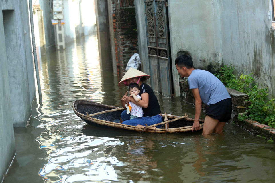 积江国威段水位迅速上涨，河水溢出堤防，导致堤防外的部分乡严重被淹。越通社记者 辉雄、成达 摄