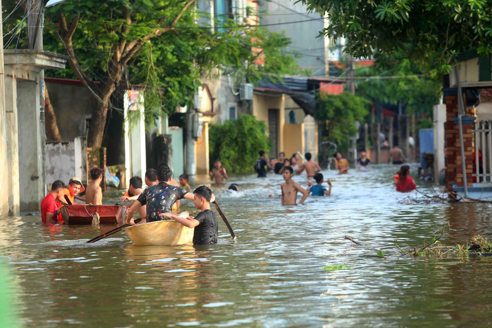 积江国威段水位迅速上涨，河水溢出堤防，导致堤防外的部分乡严重被淹。越通社记者 辉雄、成达 摄