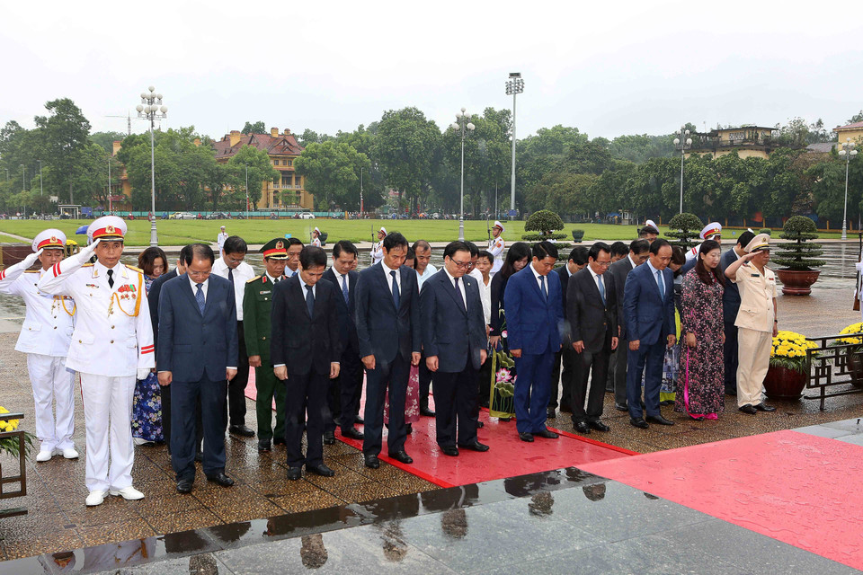 河内市领导代表团向英雄烈士行鞠躬礼。越通社记者 杨江 摄