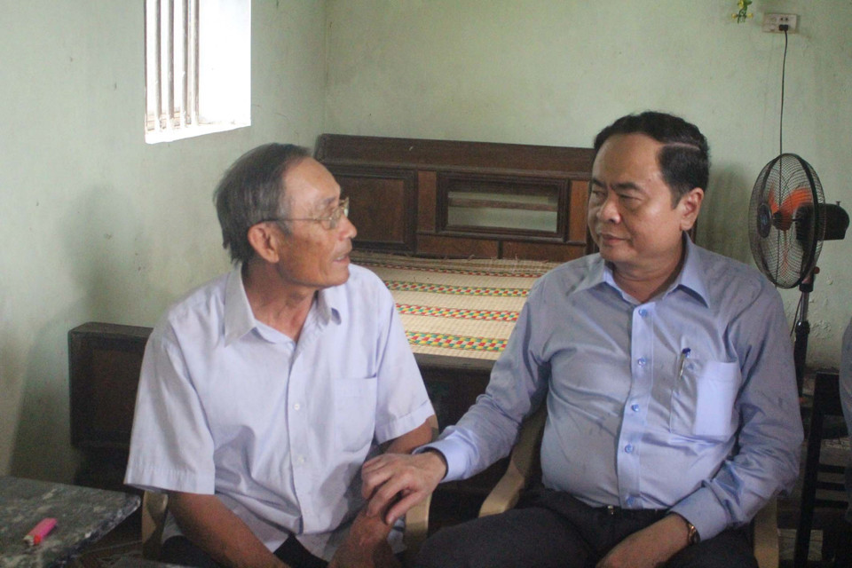 7月20日，越南祖国阵线中央委员会主席陈青敏率团探望慰问清化省广昌县优抚政策家庭，并向他们赠送慰问品。图为陈青敏走访慰问清化省的一个优抚家庭。越通社记者 叫司 摄