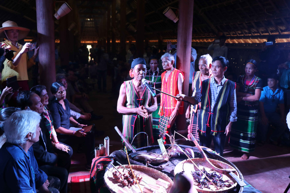 村寨长老主持祭祀仪式。越通社记者 玉明 摄