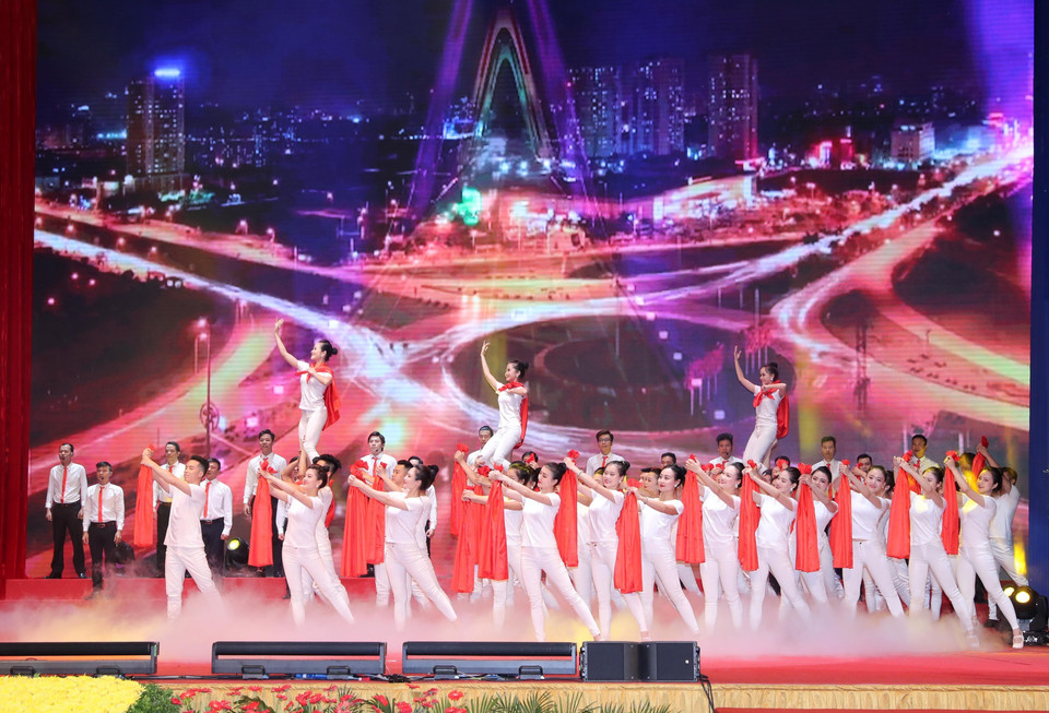 河内行政区划调整10周年庆典暨一等独立勋章授勋仪式的文艺表演。（图片来源：越通社）