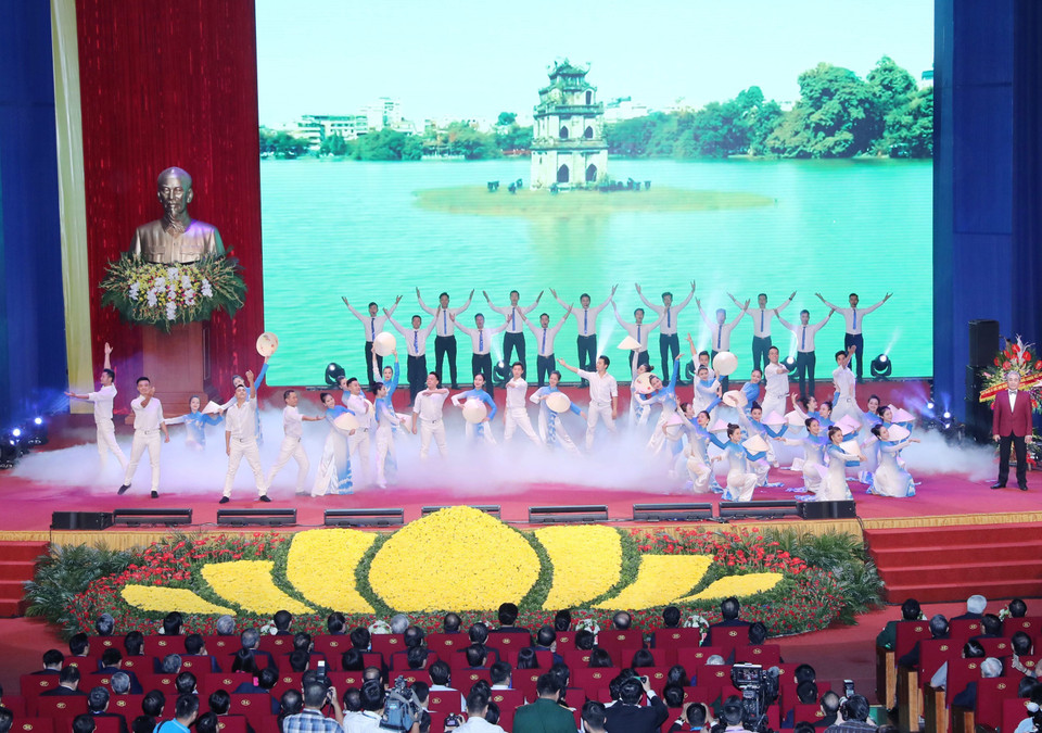 河内行政区划调整10周年庆典暨一等独立勋章授勋仪式的文艺表演。（图片来源：越通社）