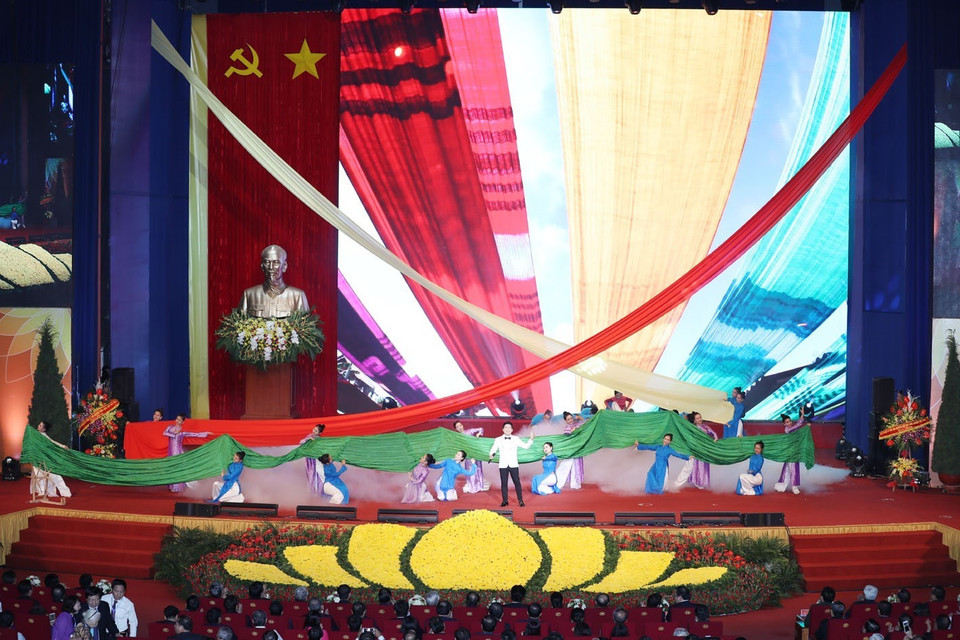 河内行政区划调整10周年庆典暨一等独立勋章授勋仪式的文艺表演。（图片来源：越通社）