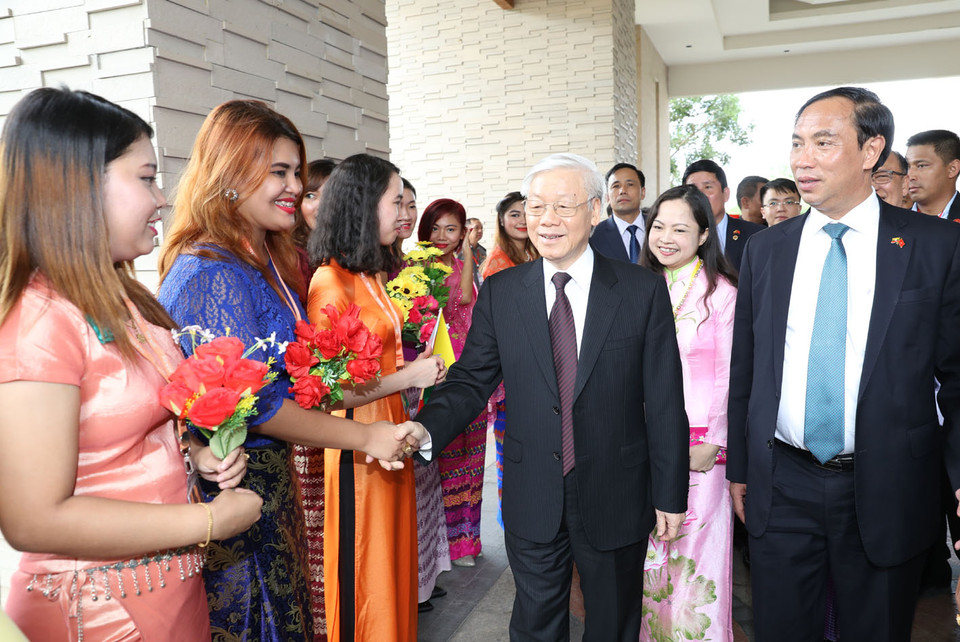 越南驻缅甸大使馆干部人员到机场迎接阮富仲一行。越通社记者 智勇 摄