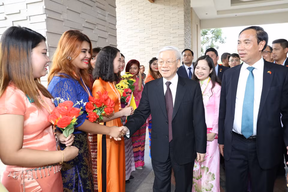 越南驻缅甸大使馆干部人员到机场迎接阮富仲一行。越通社记者 智勇 摄