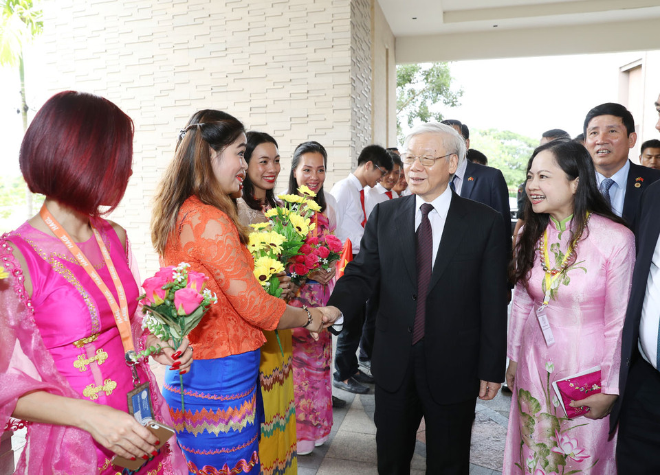 越南驻缅甸大使馆干部人员到机场迎接阮富仲一行。越通社记者 智勇 摄
