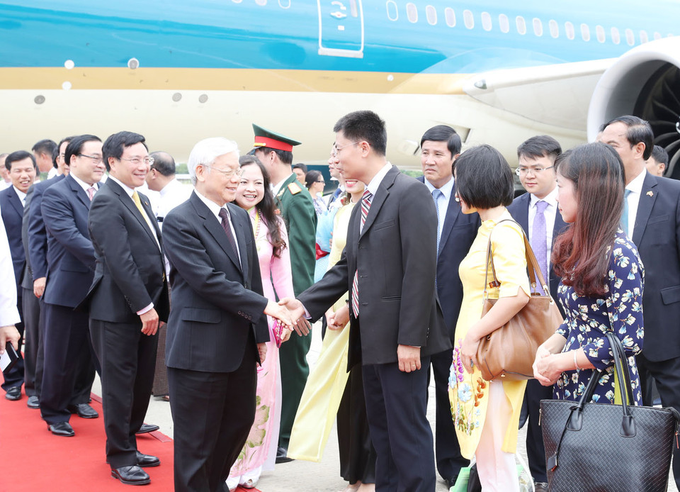 越南驻缅甸大使馆干部人员到机场迎接阮富仲一行。越通社记者 智勇 摄