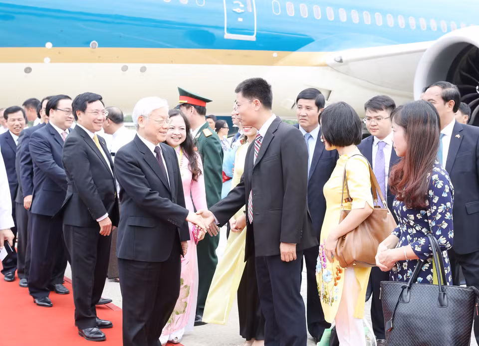 越南驻缅甸大使馆干部人员到机场迎接阮富仲一行。越通社记者 智勇 摄