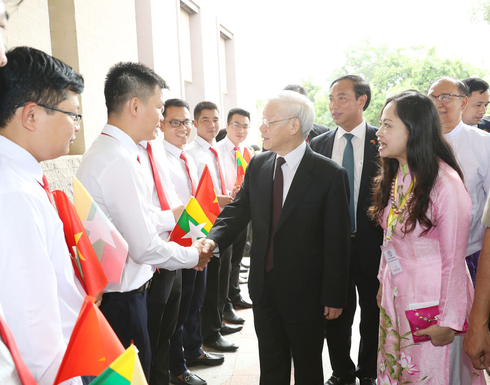 越南驻缅甸大使馆干部人员到机场迎接阮富仲一行。越通社记者 智勇 摄