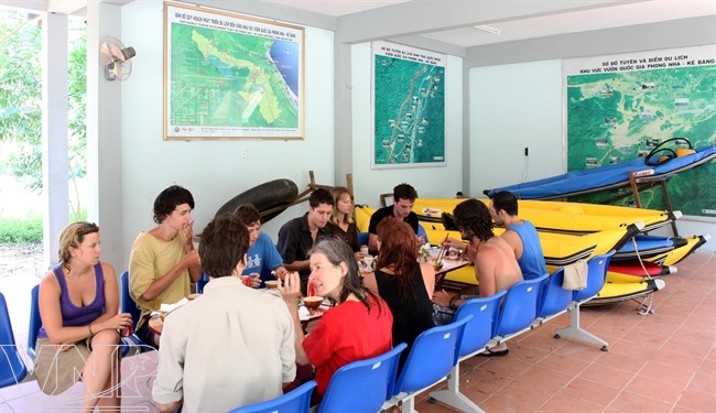 游客在斋河码头上吃午饭。（图片来源：越通社《越南画报》） （完）