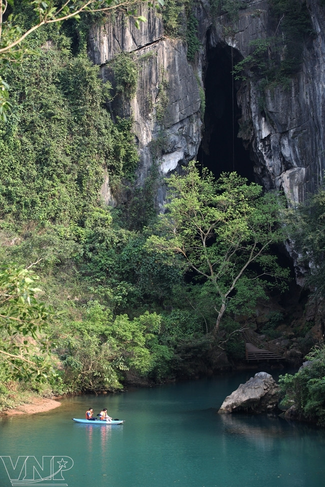 暗洞口宽20米，高40米。（图片来源：越通社《越南画报》）