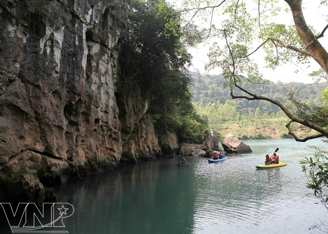游客划船探索暗洞。（图片来源：越通社《越南画报》）