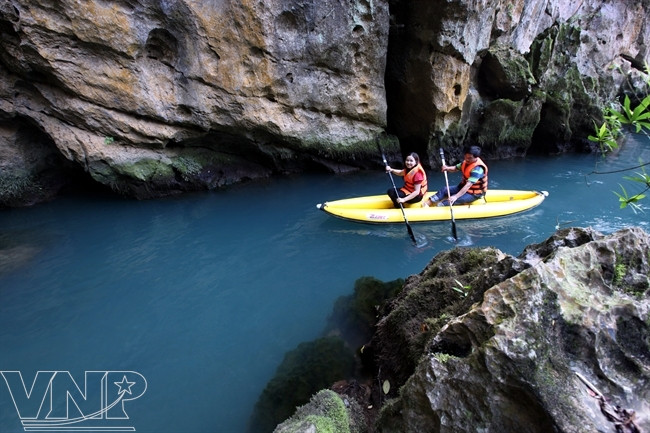 游客划船探索暗洞。（图片来源：越通社《越南画报》）