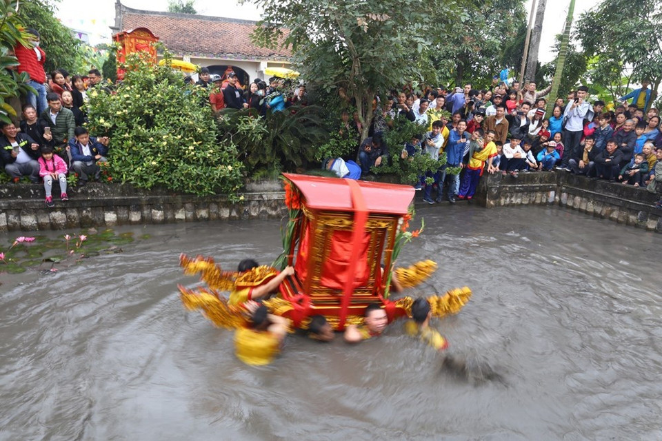 轿子在凤武寺庙的湖水中不停地转动。越通社记者 明决 摄