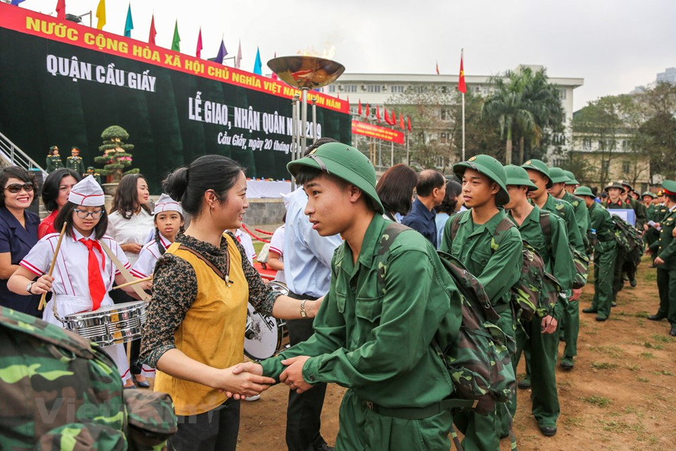 河内市各郡县纷纷举行2019年新兵入伍欢送仪式。越通社记者 明山 摄