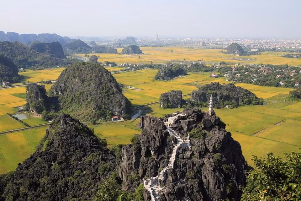 从舞洞山顶，游客们可游览三谷碧洞旅游区的风景。图自越通社