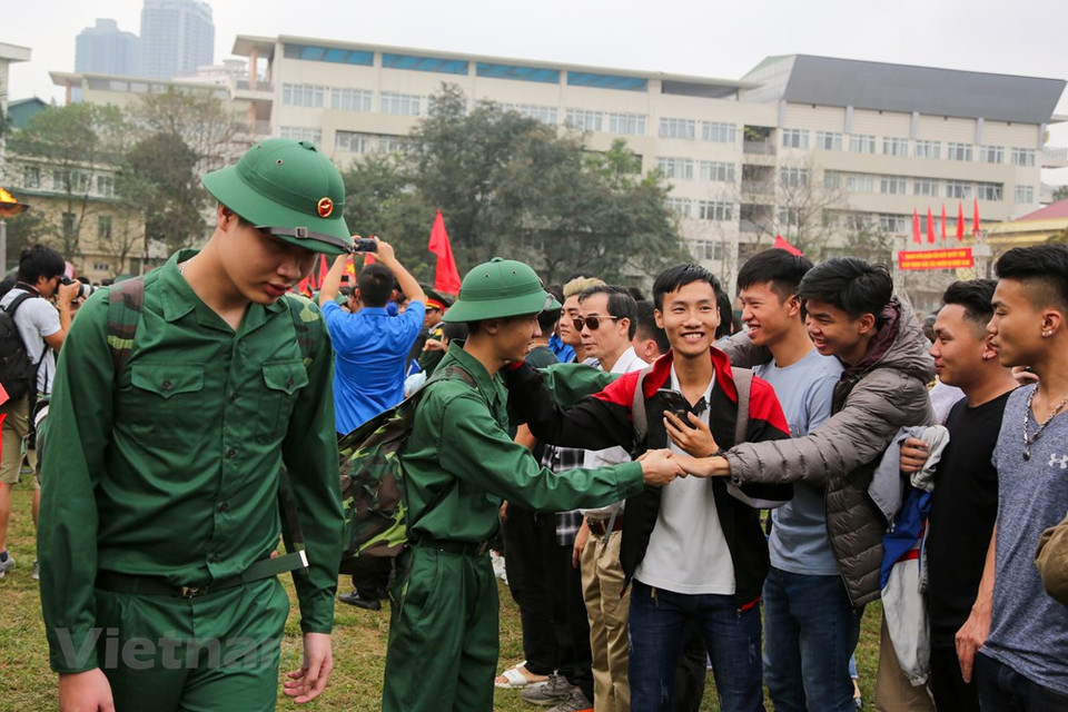 朋友们为入伍新兵送行。越通社记者 明山 摄