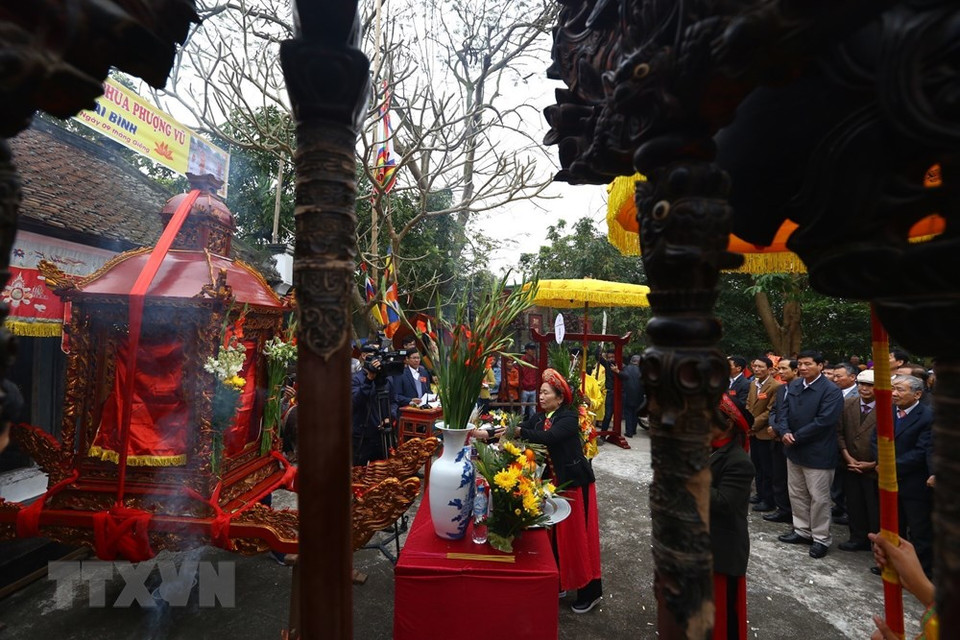 在迎轿仪式之前当地居民在凤武寺中上香。越通社记者 明决 摄