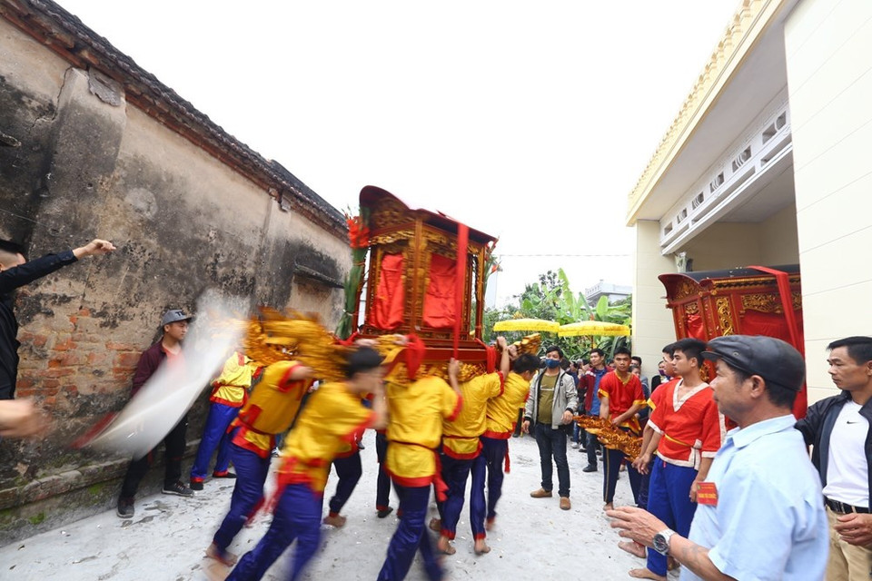 居民们将轿子迎回凤武寺。越通社记者 明决 摄